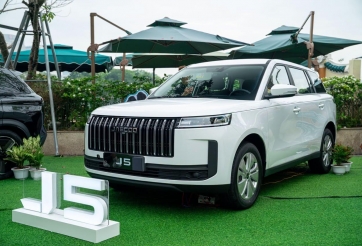Jaecoo J5 chốt giá từ 599 triệu đồng tại Việt Nam: Có cả bản xăng, hybrid và thuần điện