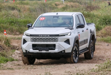 Toyota Hilux giảm tới 40 triệu đồng tại đại lý, tăng sức cạnh tranh với Ford Ranger