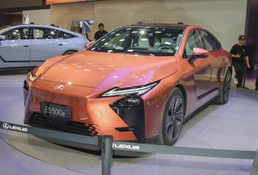 Rộ tin Lexus ES 2026 sắp về Việt Nam: Lần đầu có bản thuần điện, giá dự kiến từ 2,36 tỷ đồng