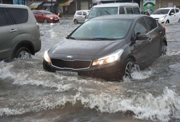 4 sai lầm tài xế mới dễ mắc phải khi lái ô tô qua đường ngập nước