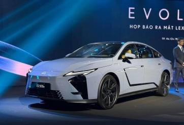 Lexus ES 2026 chính thức ra mắt Việt Nam: Thiết kế lột xác, lần đầu có bản thuần điện, giá cao nhất gần 3 tỷ đồng