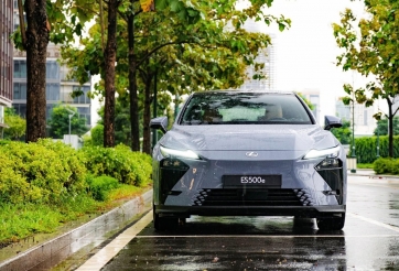 Ảnh thực tế Lexus ES 500e - Sedan thuần điện đầu tiên của thương hiệu hạng sang Nhật Bản tại Việt Nam