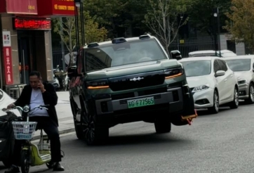 Tưởng bị khóa bánh là hết đường đi, SUV Trung Quốc khiến nhiều người bất ngờ