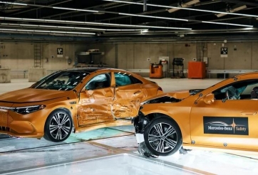 Mercedes-Benz cho hai chiếc CLA đâm vào nhau để chứng minh độ an toàn của xe điện