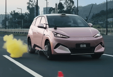 BYD Seagull thế hệ mới khoe công nghệ an toàn qua bài thử nghiệm nổ lốp ở tốc độ 140 km/h