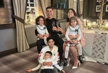 Ronaldo rạng rỡ bên gia đình ngày đầu năm, tự nhận không hạnh phúc tại MU