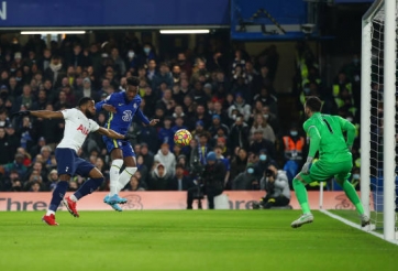 Highlight bóng đá: Ziyech lập siêu phẩm 'lá vàng rơi' tiễn Gà trống khỏi top 4