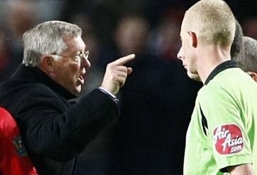 Không phải Sir Alex, Mike Dean chỉ ra HLV khiến các trọng tài NHA khiếp sợ nhất