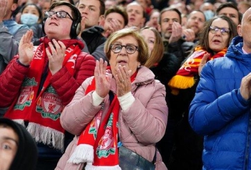 CĐV Liverpool gửi thông điệp cảm động tới Ronaldo trên sân Anfield