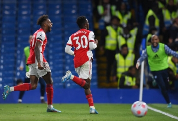 Arsenal hạ đẹp Chelsea trong cơn mưa bàn thắng tại Stamford Bridge
