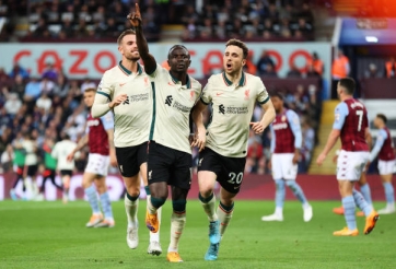 Thắng chật vật Villa, Liverpool sống lại hy vọng vô địch Ngoại hạng Anh