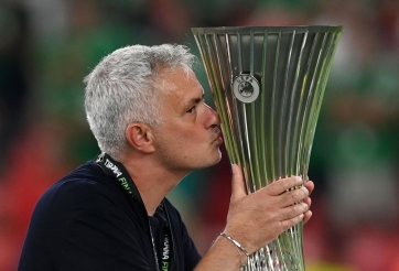Mourinho rớm nước mắt: 'Chúng tôi đã thực sự tạo ra lịch sử'