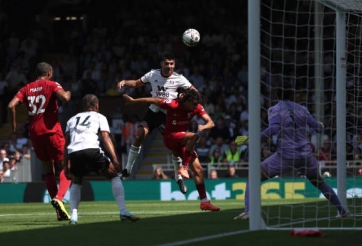 Highlights Fulham vs Liverpool: Siêu sao tỏa sáng, rượt đuổi tỉ số, kết quả cay đắng