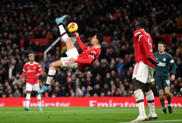 Ronaldo đá chính, MU hủy diệt 'đội bóng tí hon' để lấy lại danh dự