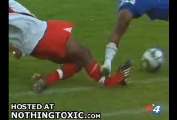 VIDEO: Pha phạm lỗi kinh hoàng nhất lịch sử bóng đá, người yếu tim không nên xem