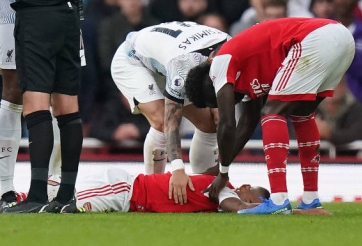 Jesus mất ý thức, đổ gục xuống sân nằm bất tỉnh trong trận đấu với Liverpool