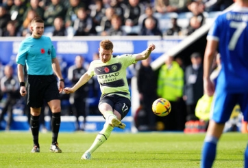Vắng Haaland, Man City chật vật leo lên đỉnh BXH nhờ siêu phẩm của De Bruyne