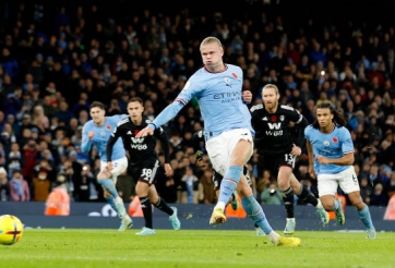 Haaland giải cứu nghẹt thở, Man City lên đỉnh BXH với chỉ 10 người trên sân