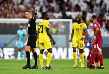 CĐV phẫn nộ sau tình huống Qatar được VAR 'cứu', thực hư vụ dàn xếp tỉ số?