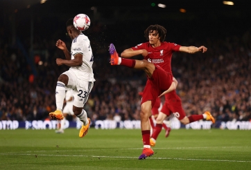 Nghi vấn VAR công nhận bàn thắng phạm luật cho Liverpool