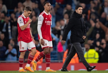 Arsenal nhận quà bất ngờ từ đối thủ sau trận thua Man City