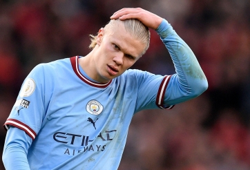 Làm vua Ngoại hạng Anh, Haaland vẫn bị đồng đội bảo im lặng và ngồi yên