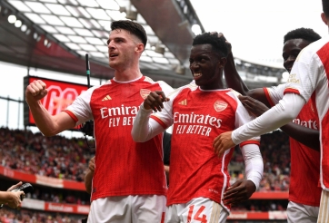 Siêu phẩm nối tiếp siêu phẩm, Arsenal áp sát Man City trên BXH Ngoại hạng Anh