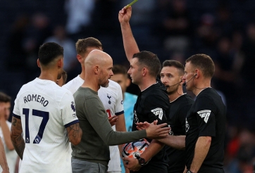Thua Tottenham, HLV Ten Hag cùng trò cưng MU đồng lòng không phục