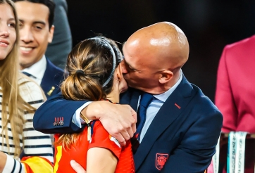 FIFA hạ lệnh, chủ tịch LĐBĐ Tây Ban Nha cưỡng hôn cầu thủ phải trả giá