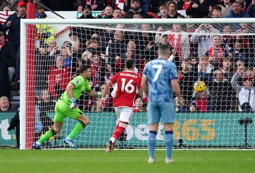 Thủ môn Argentina sai lầm, Aston Villa hụt cơ hội vào top 4 Ngoại hạng Anh