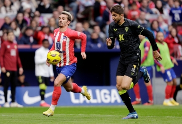 Atletico thắng nhọc đội chót bảng để vượt Barca ở La Liga