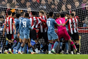 CLB Ngoại hạng Anh ra phán quyết về cầu thủ ăn mừng dẫn tới ẩu đả