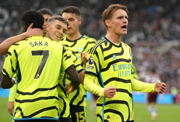 Arsenal áp sát Man City sau trận thắng derby London 6 bàn