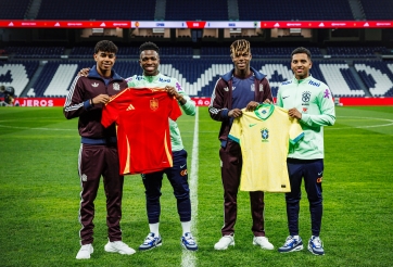 Hình ảnh ý nghĩa trước trận giao hữu giữa ĐT Tây Ban Nha với ĐT Brazil