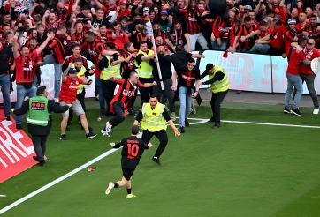 CĐV Leverkusen ăn mừng quá khích dù trận đấu chưa kết thúc
