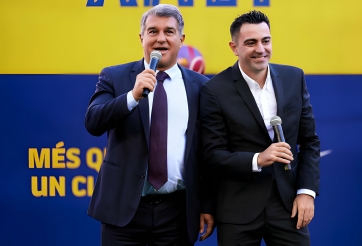 Chủ tịch Barca 'mâu thuẫn' với Xavi