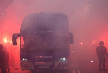 CĐV Barca tấn công nhầm xe chở cầu thủ đội nhà