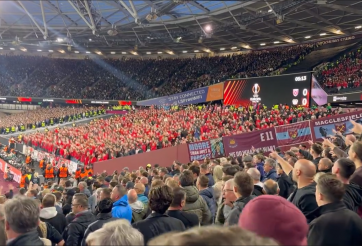 CĐV West Ham thể hiện hành vi không đẹp với CĐV Leverkusen