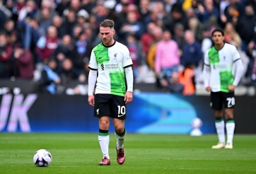 Chia điểm thất vọng, Liverpool 'giương cờ trắng' tới cuộc đua vô địch