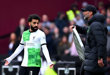 Salah tranh cãi quyết liệt với Klopp ngay trên sân