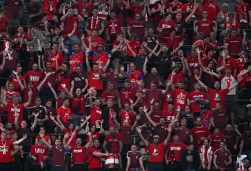 CĐV Bayern chỉ trích trọng tài đến nỗi 'văng tục'