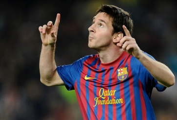 Tại sao Messi lại giơ tay lên trời sau khi ghi bàn?