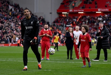 Cựu sao Liverpool bị la ó vì không 'hào phóng' với một cậu bé