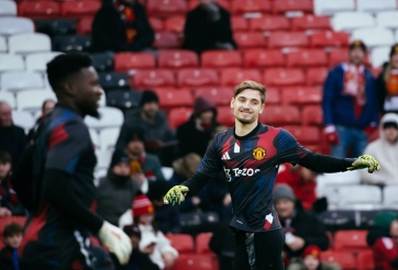 Loại bỏ Onana, MU trao cơ hội cho thủ môn 21 tuổi?
