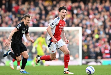 Thẻ đỏ tai hại, Arsenal thua bạc nhược West Ham