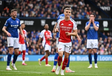 Vùi dập Ipswich, Arsenal níu kéo cơ hội vô địch Ngoại hạng Anh