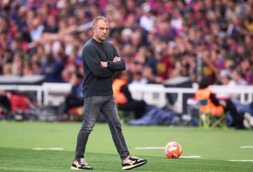 HLV Hansi Flick chỉ thẳng người hùng của Barca trước Real