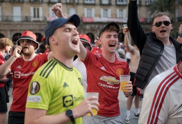 Cổ động viên MU và Tottenham hỗn chiến trước chung kết C2