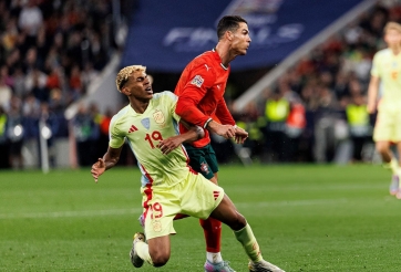 Cổ động viên: 'Ronaldo đã thay Messi tắm cho Yamal'