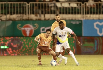 Thắng HAGL trong thế thiếu người, SLNA trụ hạng V-League